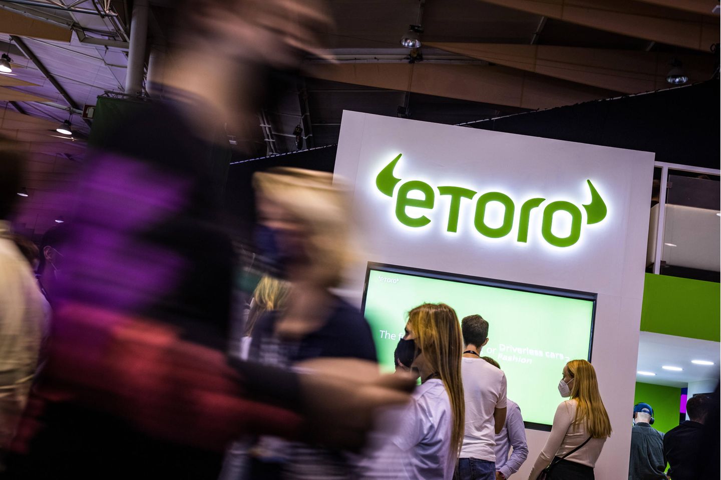 Das Logo von Etoro ist auf einem Messestand zu sehen