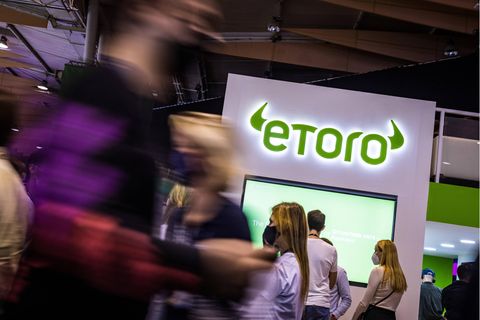 Das Logo von Etoro ist auf einem Messestand zu sehen
