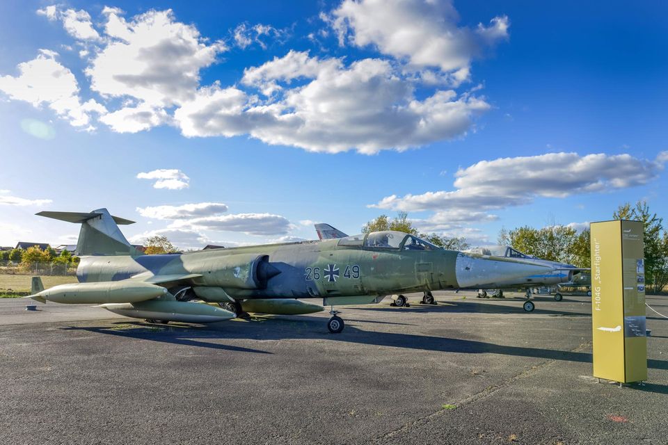 Der grünlackierte Starfighter auf dem Flugplatz Gatos mit leicht bewölktem Himmel im Hintergrund
