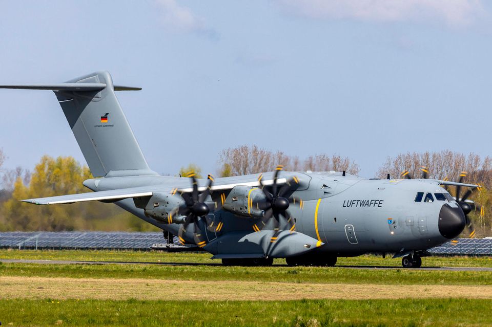 Ein grauer A400M der Luftwaffe mit drehenden Rotoren