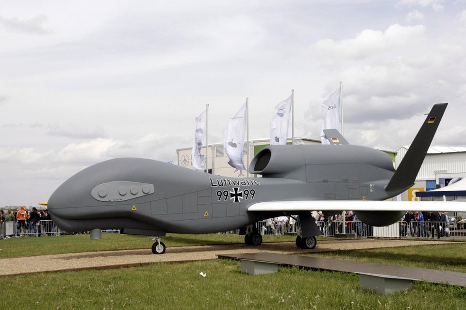 Die Eurohawk steht auf einer Wiese bei der ILA 2006
