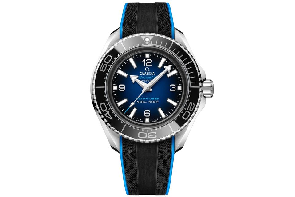 „Planet Ocean Ultra Deep“; bis 6 000 Meter wasserdicht; zum Sättigungstauchen geeignet; Keramiklünette mit Skala; Gehäuse aus O-Megasteel; Durchmesser: 45,5 mm; circa 11 700 Euro