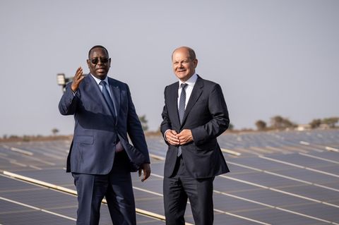Bundeskanzler Olaf Scholz nahm neben Macky Sall, Präsident der Republik Senegal, an der Eröffnung einer Photovoltaikanlage in Diass teil