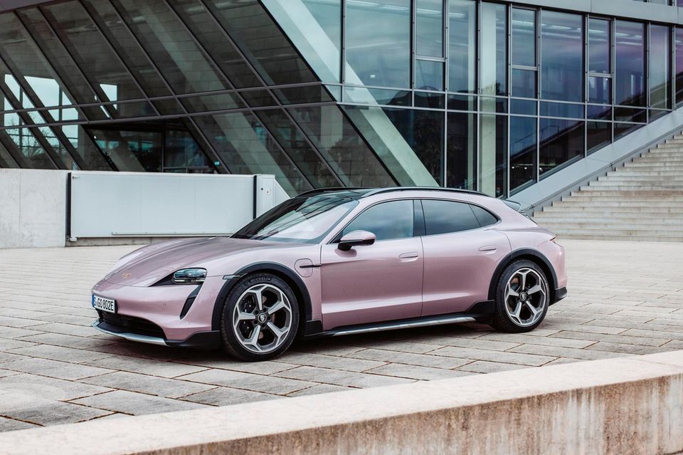 Der Taycan kam 2019 auf den Markt – hier der fünftürige 4 Cross Turismo. Er ist das Symbol der Transformation
