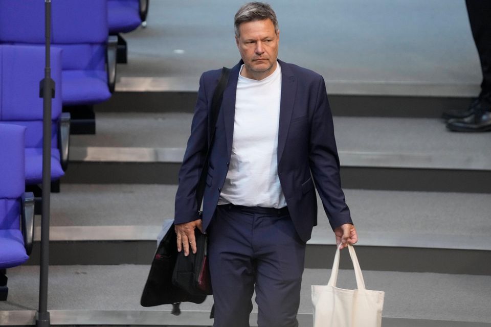 Robert Habeck im Bundestag. Nicht nur hier bekommt der Wirtschaftsminister Druck, die Spritpreise zu senken 