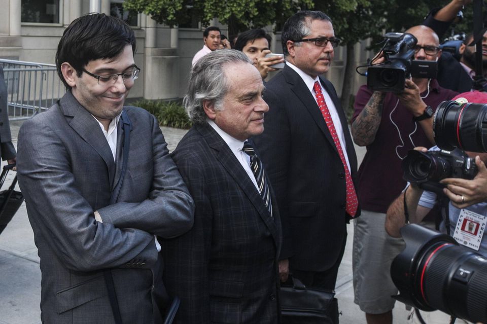 Shkreli (l.) neben seinem Anwalt Benjamin Brafman bei einer Gerichtsverhandlung in New York