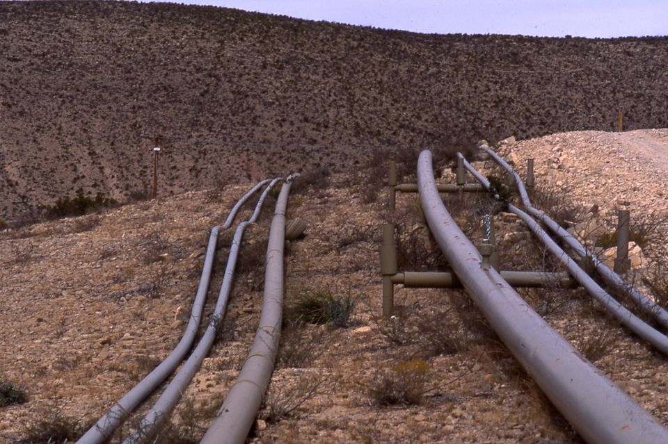 Öl- und Gaspipelines ziehen sich durch die Steppe