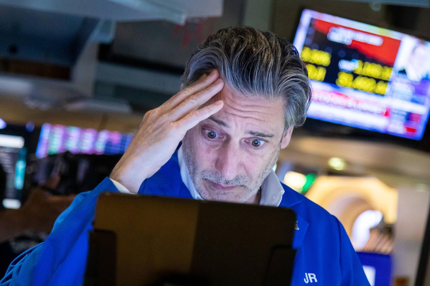 Ein Händler an der New Yorker Börse schaut besorgt auf einen Monitor