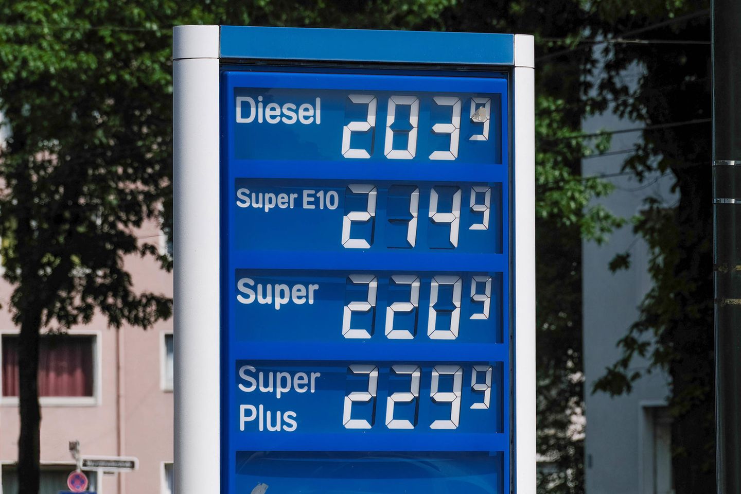 Ein Benzinpreisschild an einer Tankstelle zeigt Preise zwischen 2,03 Euro und 2,29 Euro an.