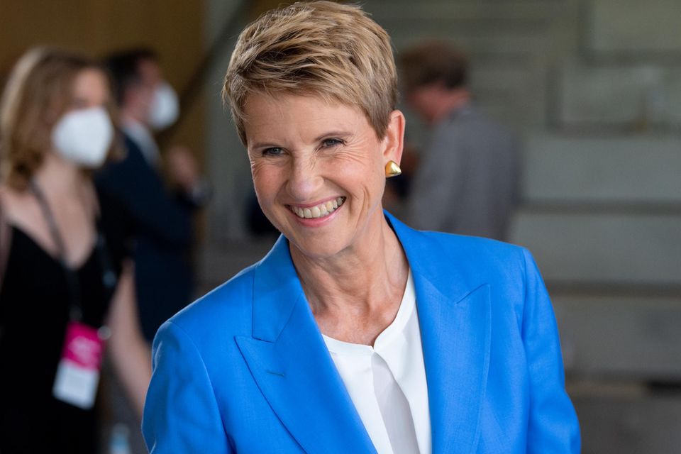 #8 Susanne Klatten Die reichste Frau Deutschlands belegte erneut Platz acht im „Forbes“-Ranking. Susanne Klatten erbte den Angaben zufolge rund 19 Prozent der Anteile an BMW von ihrem Vater Herbert Quandt und ihrer Mutter Johanna. Der studierten Wirtschaftswissenschaftlerin gehört zudem der Pharmakonzern Altana. Laut „Forbes“ verringerte sich ihr Vermögen von 27,7 auf 24,3 Mrd. Dollar. Im Gesamt-Ranking ging es für Klatten dennoch drei Plätze nach oben auf Rang 56.