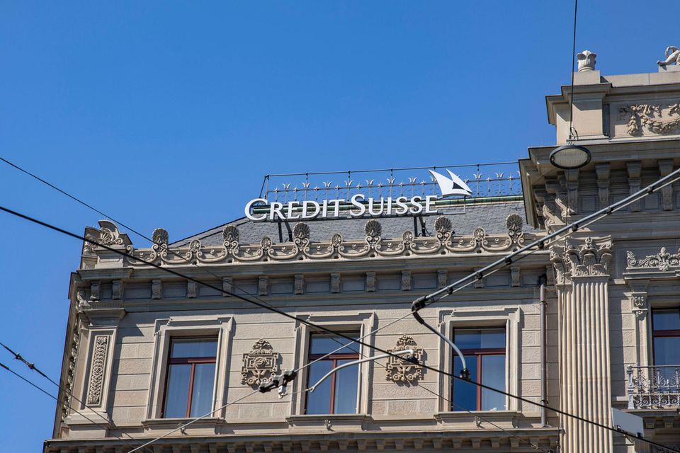 Der Schriftzug Credit Suisse ist an der Zentrale der Bank in Zürich zu sehen
