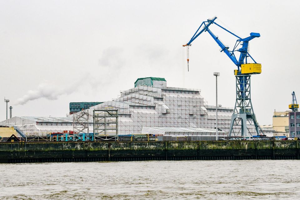 Alischer Usmanows Superyacht Dilbar im Trockendock von Blohm & Voss in Hamburg
