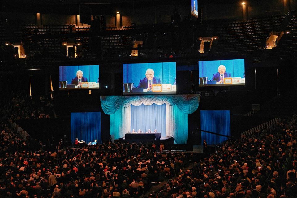 Warren Buffett speaking to his students at the Omaha Convention Center