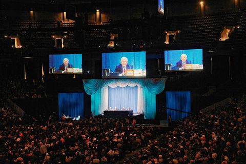 Warren Buffett spricht im Conventions Center von Omaha zu seinen Jüngern
