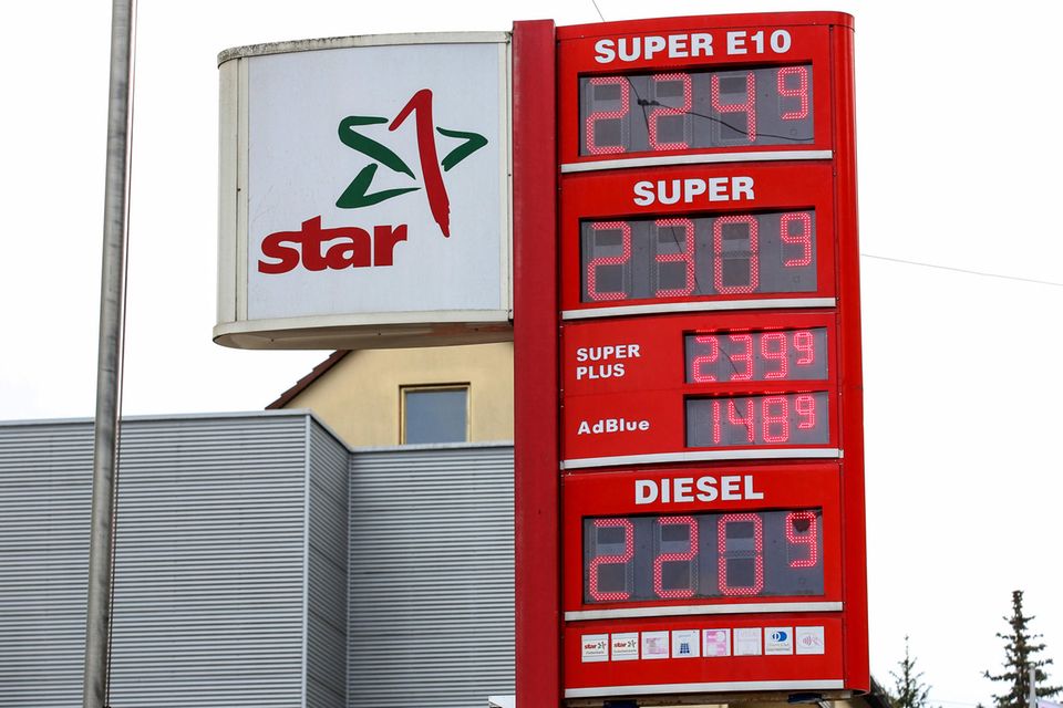 Anzeigetafel mit den Spritpreisen einer Star-Tankstelle in Siegen
