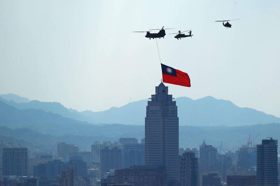 Militärhelikopter fliegen mit einer riesigen Taiwan-Flagge über die Hauptstadt Taipei.