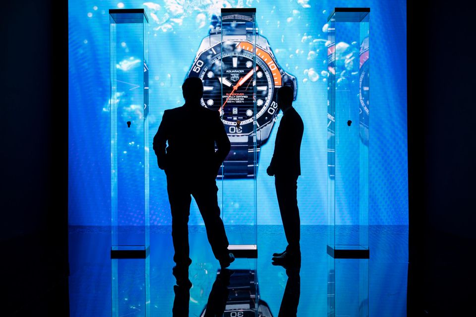 Mit allen Wassern gewaschen: Auch auf der Uhrenfachmesse Watches & Wonders 2022 waren Taucheruhren (hier am Stand von TAG Heuer) eine sichere Bank für die Hersteller.