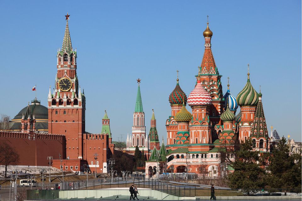 Die roten Zwiebel-Türme des Kreml in Moskau