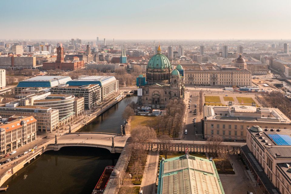 Eine Luftaufnahme der Museumsinsel in Berlin. Zentral im Bild ist der Berliner Dom mit dem grünen Kuppeldach.