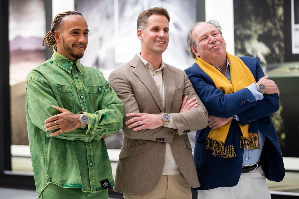 Partners in time: Formel-1-Weltmeister Lewis Hamilton, IWC-Boss Chris Grainger-Herr und der zweifach Oscar-prämierte Filmkomponist Hans Zimmer auf der Uhrenmesse Watches & Wonders