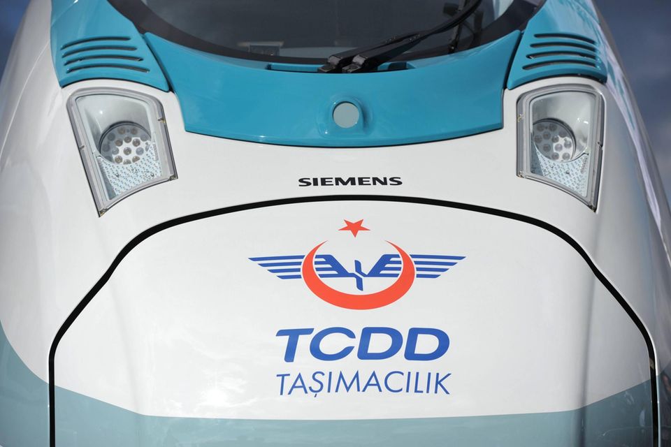 Türkei Im vergangenen Juni erhielt die staatliche türkische Eisenbahngesellschaft TCDD den 19. und vorerst letzten Zug, den sie bestellt hat. Die mit jeweils acht Waggons ausgestatteten Velaro-Züge verkehren auf den Hochgeschwindigkeitstrassen von Ankara nach Eskisehir (von dort soll es weiter nach Istanbul gehen) und nach Konja. Die Stadt Eskisehir ist ein wichtiges Zentrum für die Luftfahrtindustrie, während Konja eine bedeutende Drehscheibe für Autozulieferer und Landmaschinen ist und das Getreidedepot der Türkei beherbergt.