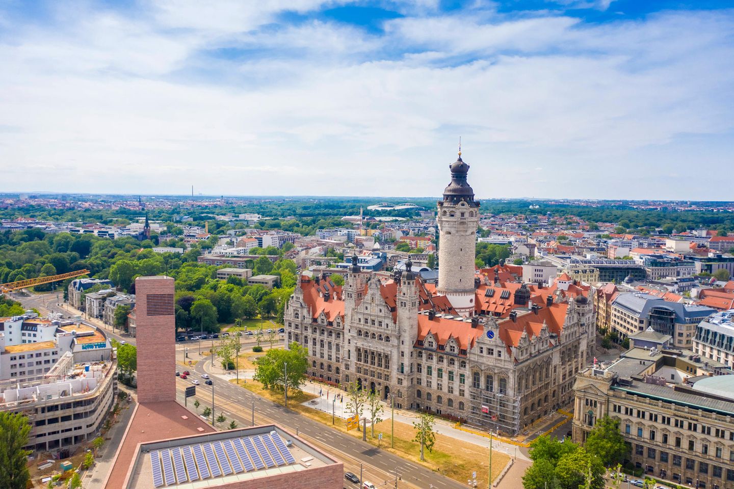 Blick auf das neue Rathaus und die dahinterliegende Wohnviertel in Leipzig