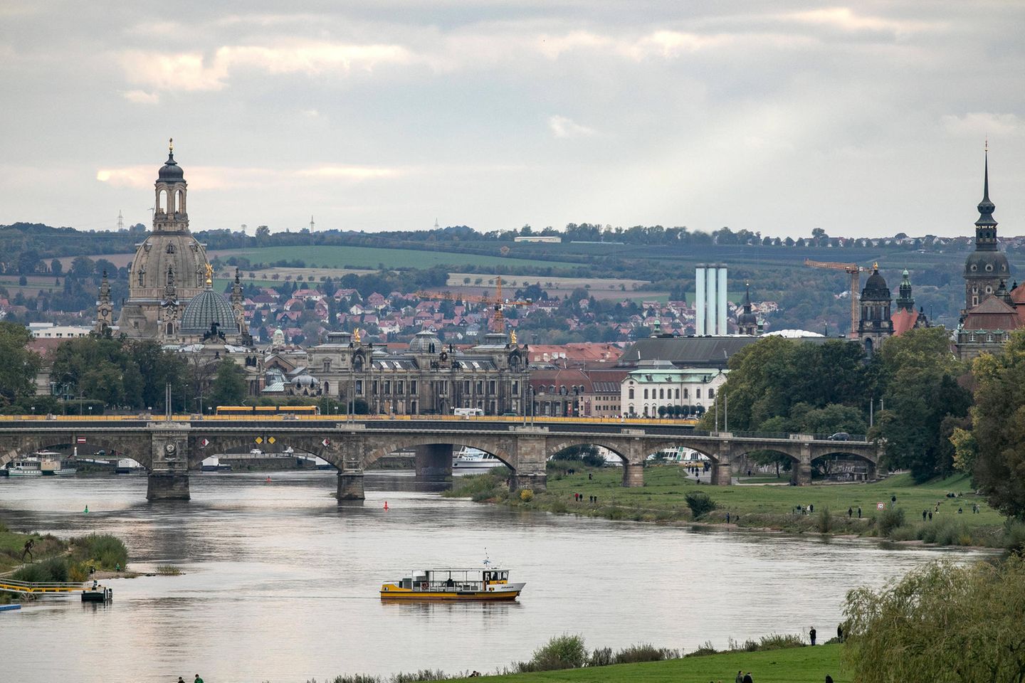 Fähre Johanna in Johannstadt überquert die Elbe bei Sonnenuntergang. Im Hintergrund die Altstadt.