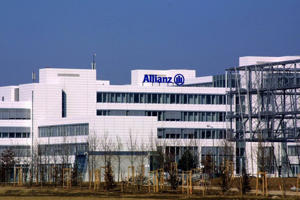 Der Unternehmenssitz der Allianz in München ist mit weißen Platten verkleidet