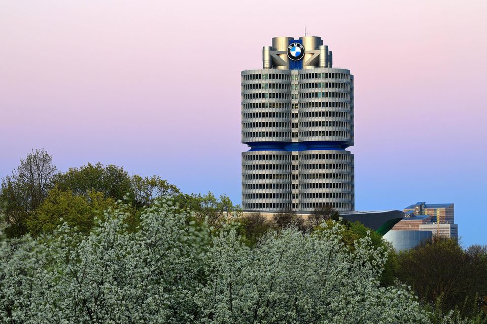 Der berühmte BMW-Vierzylinder in München bei Sonnenuntergang