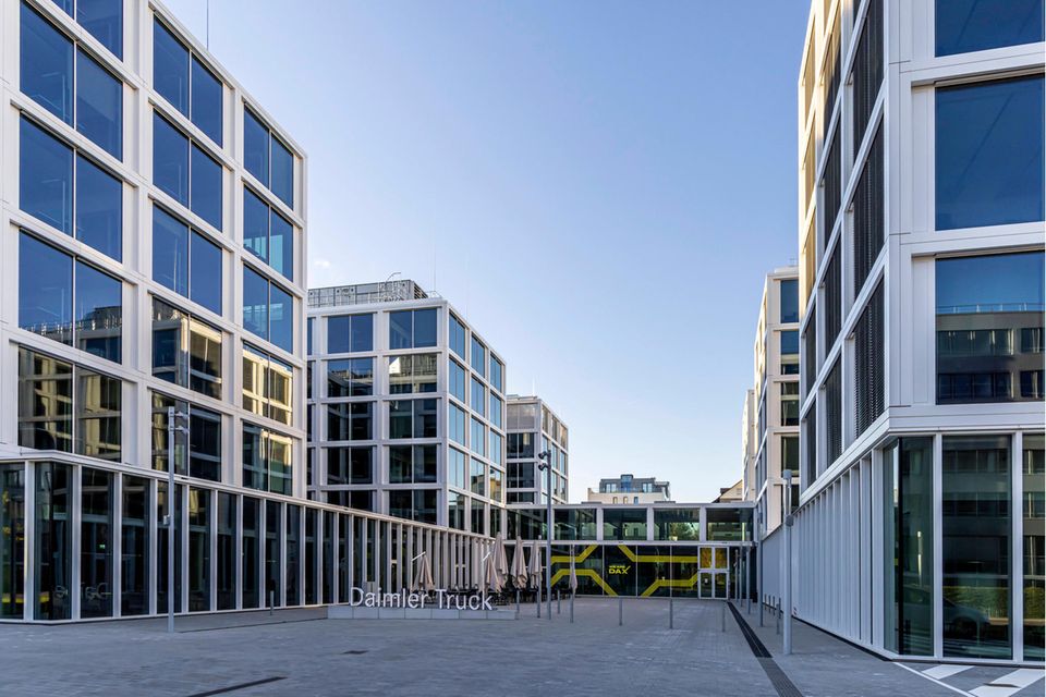 Der Innenhof der Daimler Truck Zentrale, deren Fassade fast komplett aus Glas besteht