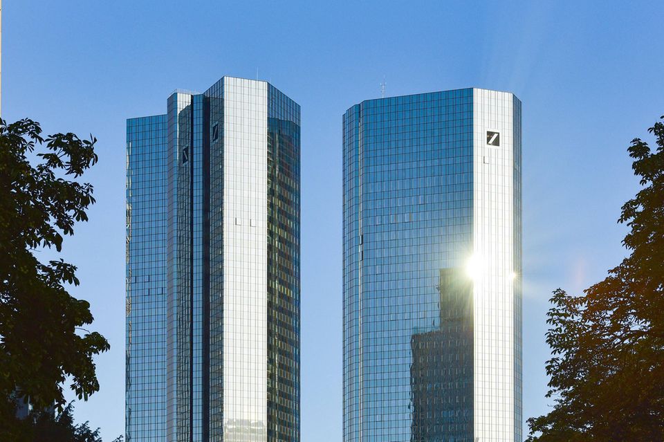 Die gläsernen Zwillingstürme der Deutschen Bank Zentrale in Frankfurt