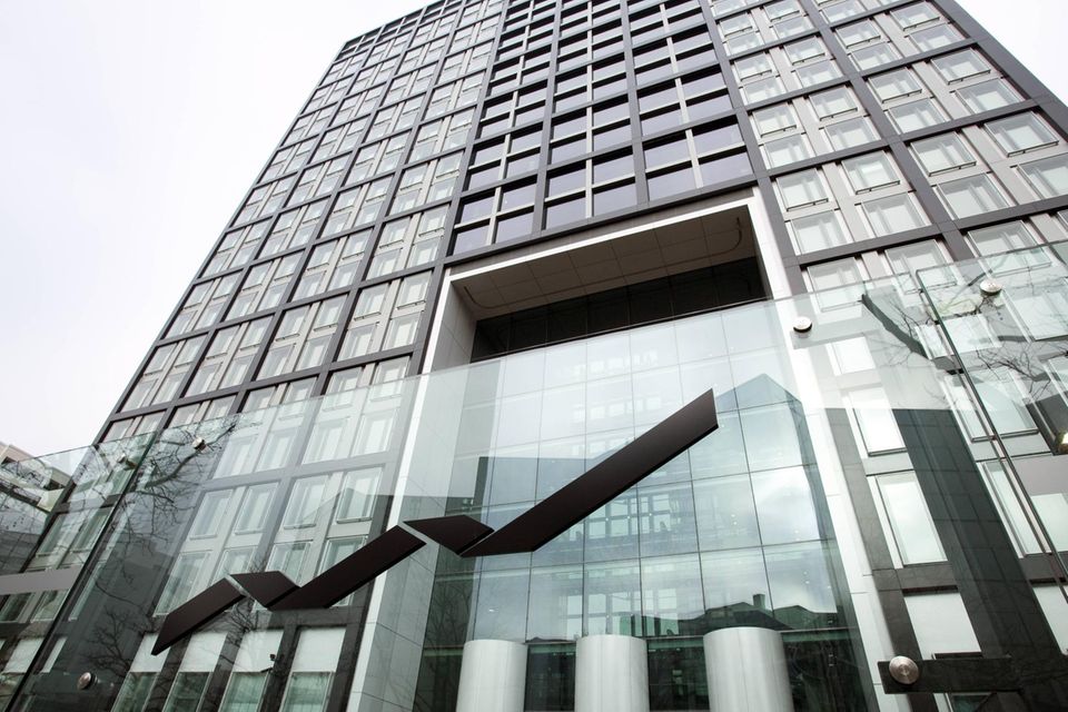 Deutsche Börse Die gläserne Zentrale der Deutschen Börse AG aus der Froschperspektive