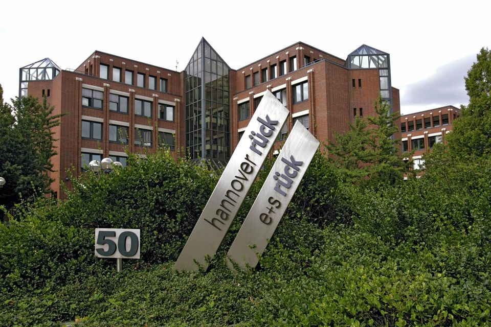 Die backsteinerne Zentrale der Hannover Re ist halb von Büschen verdeckt.
