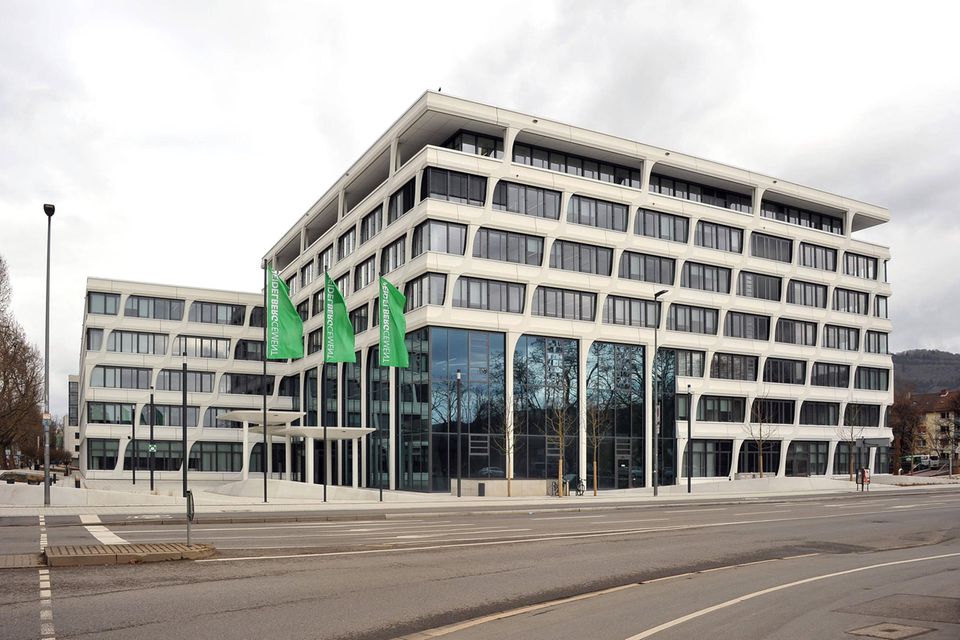 Die Fasse der Zentrale besteht aus Glas mit schrägen senkrechten und geraden waagerechten weißen Streben aus Beton