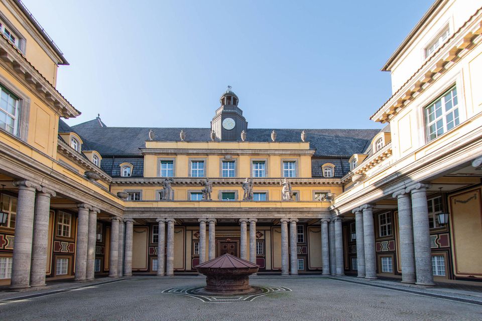 Der Hauptsitz der Münchner RE ist ein statuenverzierter Altbau mit säulengesäumtem Innenhof