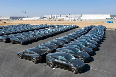Tesla Y Modelle stehen auf dem Gelände der neuen Gigafactory in Grünheide
