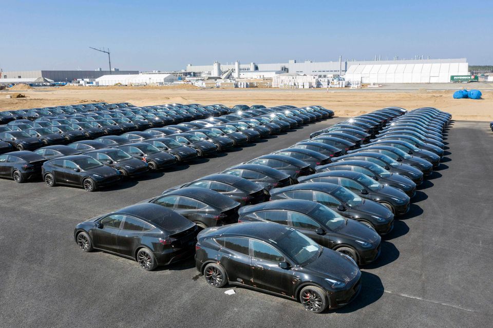 Tesla Y Modelle stehen auf dem Gelände der neuen Gigafactory in Grünheide