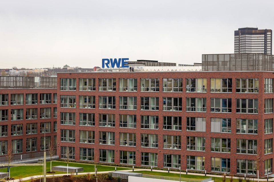 Der RWE Hauptsitz ist ein rotes Backsteingebäude mit großen Fensterreihen