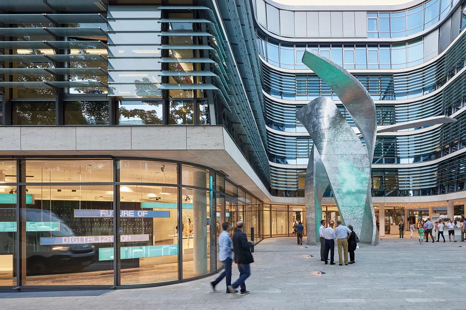 Der Vorhof der Siemens Zentrale mit kunstvoller Skulptur aus verbogenen und verdrehten Platten, die in den Himmel ragen.