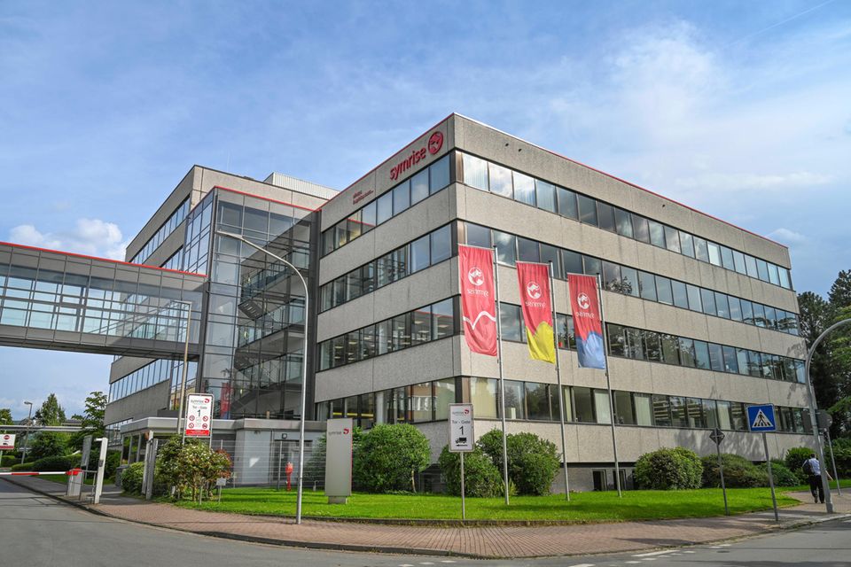 Der mit Fensterreihen umsäumte Hauptsitz von Symrise inklusive Straßenüberführungsgang