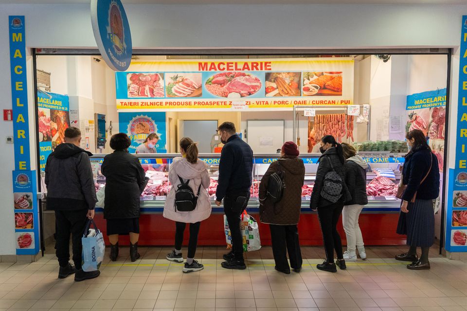 #6 Rumänien Rumänien kam EU-weit bei der Preissteigerung auf den sechsten Platz. Die Statistiker errechneten einen Wert von 11,7 Prozent. Die EU-Behörde teilte mit: „Gegenüber März ging die jährliche Inflationsrate in drei Mitgliedstaaten zurück, blieb in zwei unverändert und stieg in 22 an.“