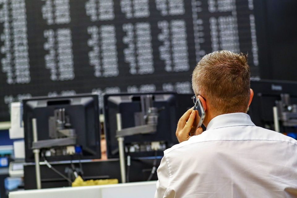 Ein Aktienhändler an der Frankfurter Börse telefoniert