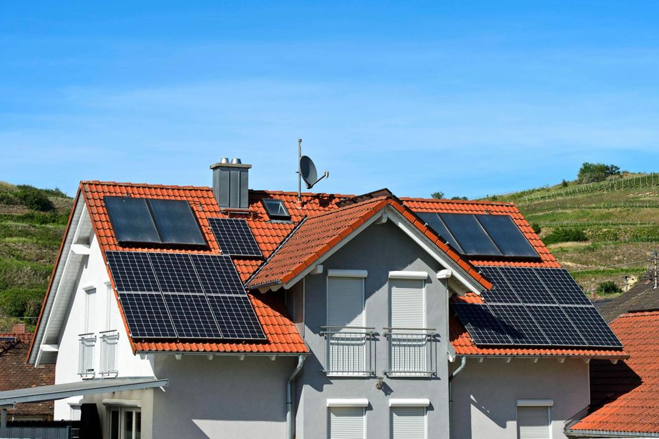 Diese Dachfläche bietet Platz für Photovoltaik und Solarthermie