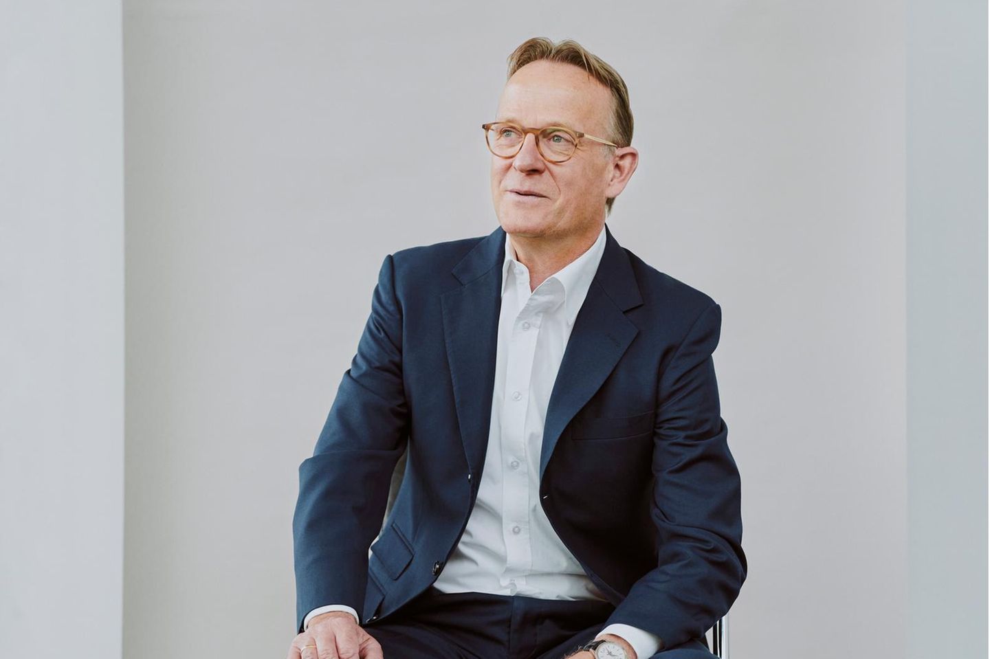 Ralf Lochmüller sitzt auf einem Stuhl
