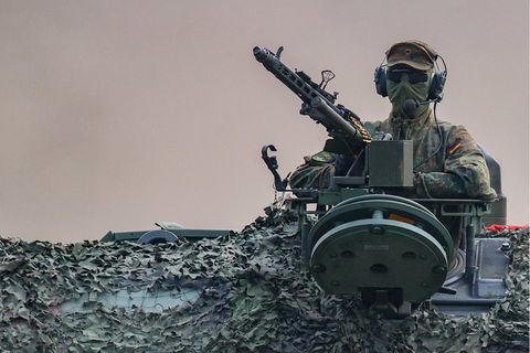 Eine Panzerhaubitze 2000 der Bundeswehr fährt während der Übung Wettiner Heide auf dem Übungsplatz