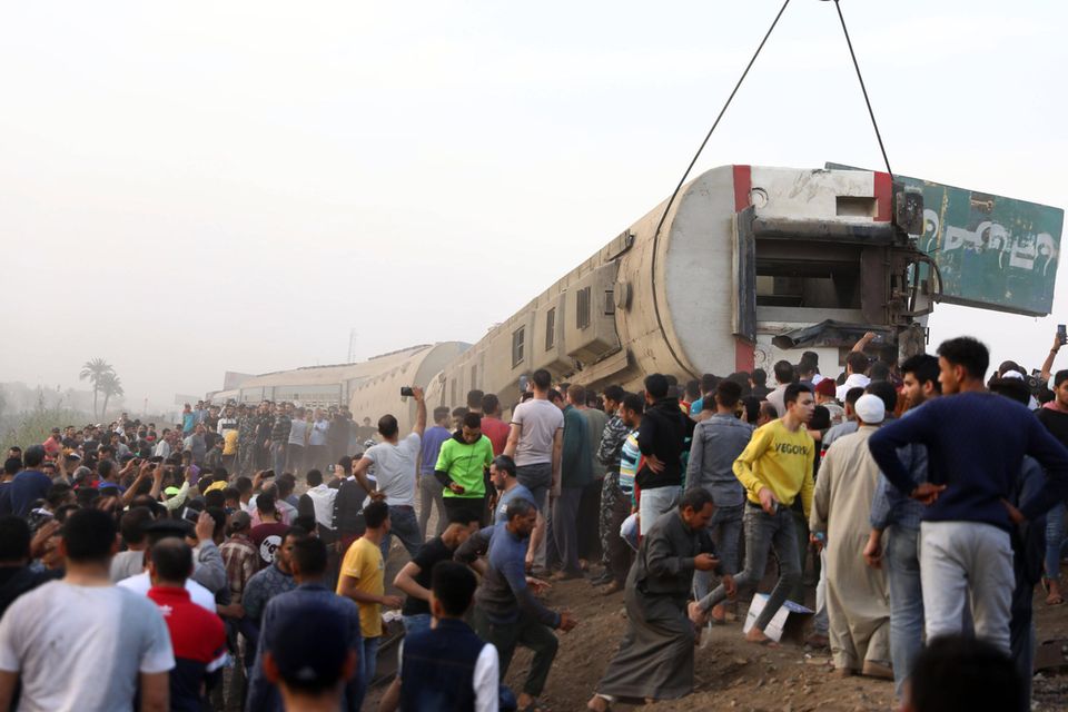 Im dicht befahrenen Nildelta arbeiten Rettungskräfte nach einem Zugünglück. Äbyptens Schienen gelten als gefährlich.