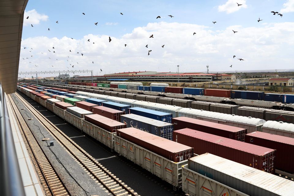 In Kenias Hauptstadt Nairobi warten Güterwaggons auf die Fahrt zum Verladehafen nach Mombasa.