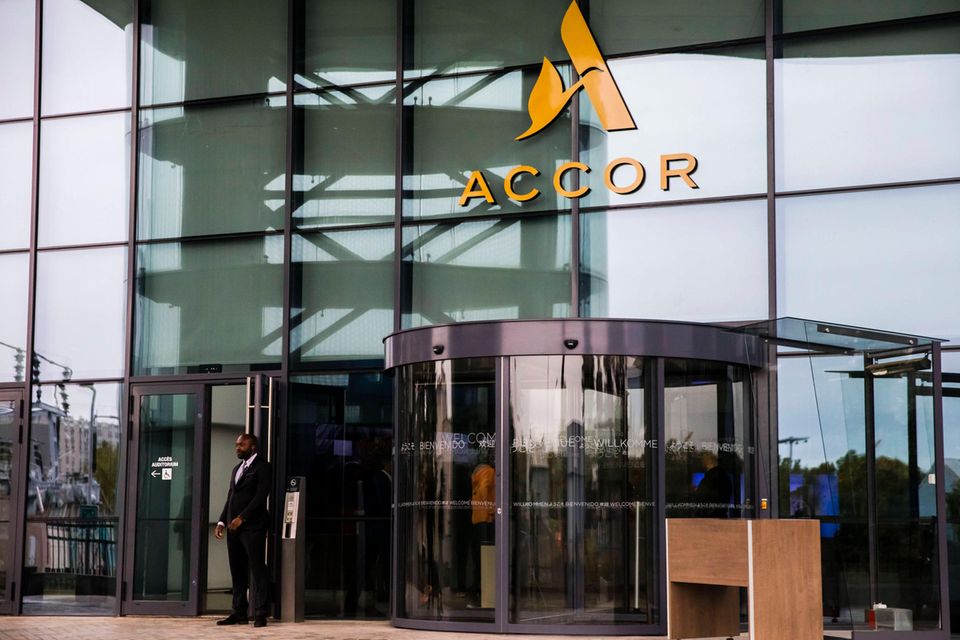 Ein Mann steht vor dem Eingang zur Zentrale des Hotelkonzerns Accor