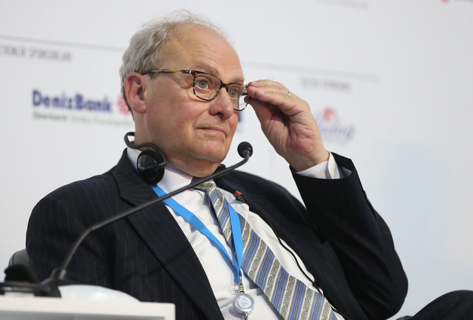 Anders Aslund sitzt auf dem Podium einer Konferenz