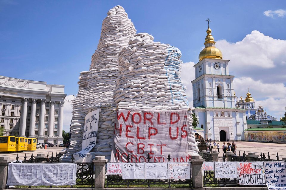 Denkmäler in Kiew sind mit Sandsäcken geschützt